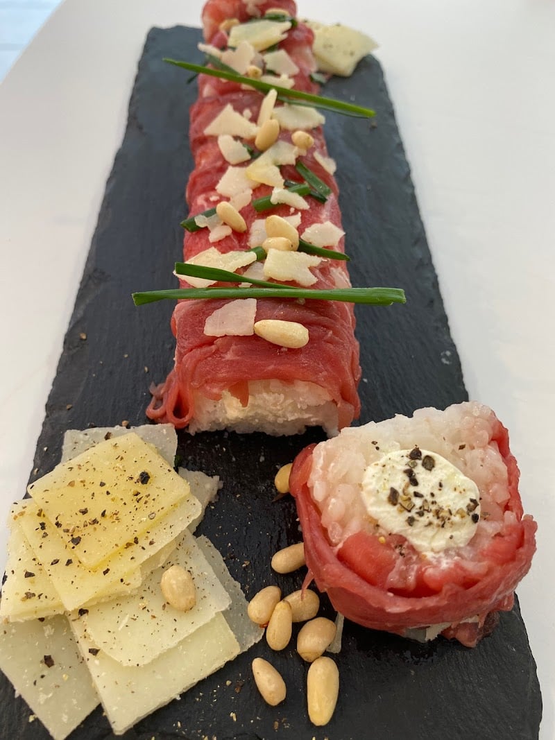 Rolls créatifs — bresaola, parmesan, pignons de pin